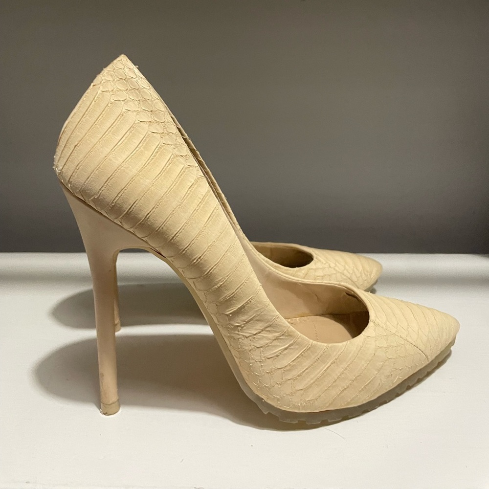 BCBGMAXAZRIA 7.5 / 37.5 5” Heel. Leather. Bone/cream Color